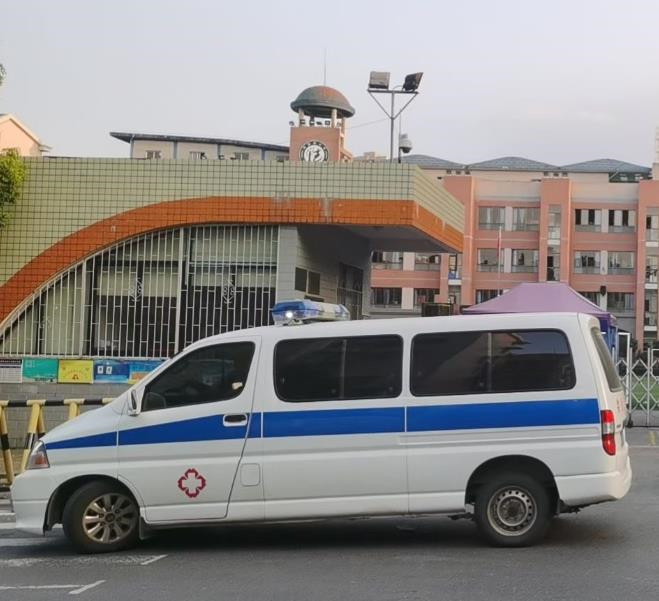 凌云救护车出租护送骨折病人一公里多少钱